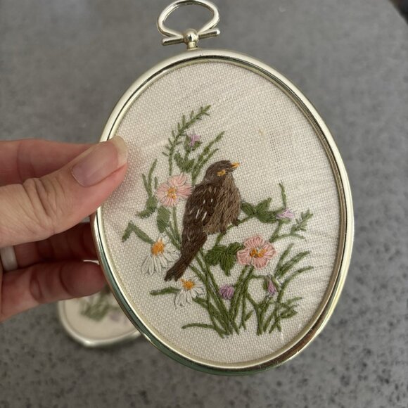 Lot 2 vintage handmade gold tone embroidery hoop Crewel bird decor Nature - Picture 4 of 4